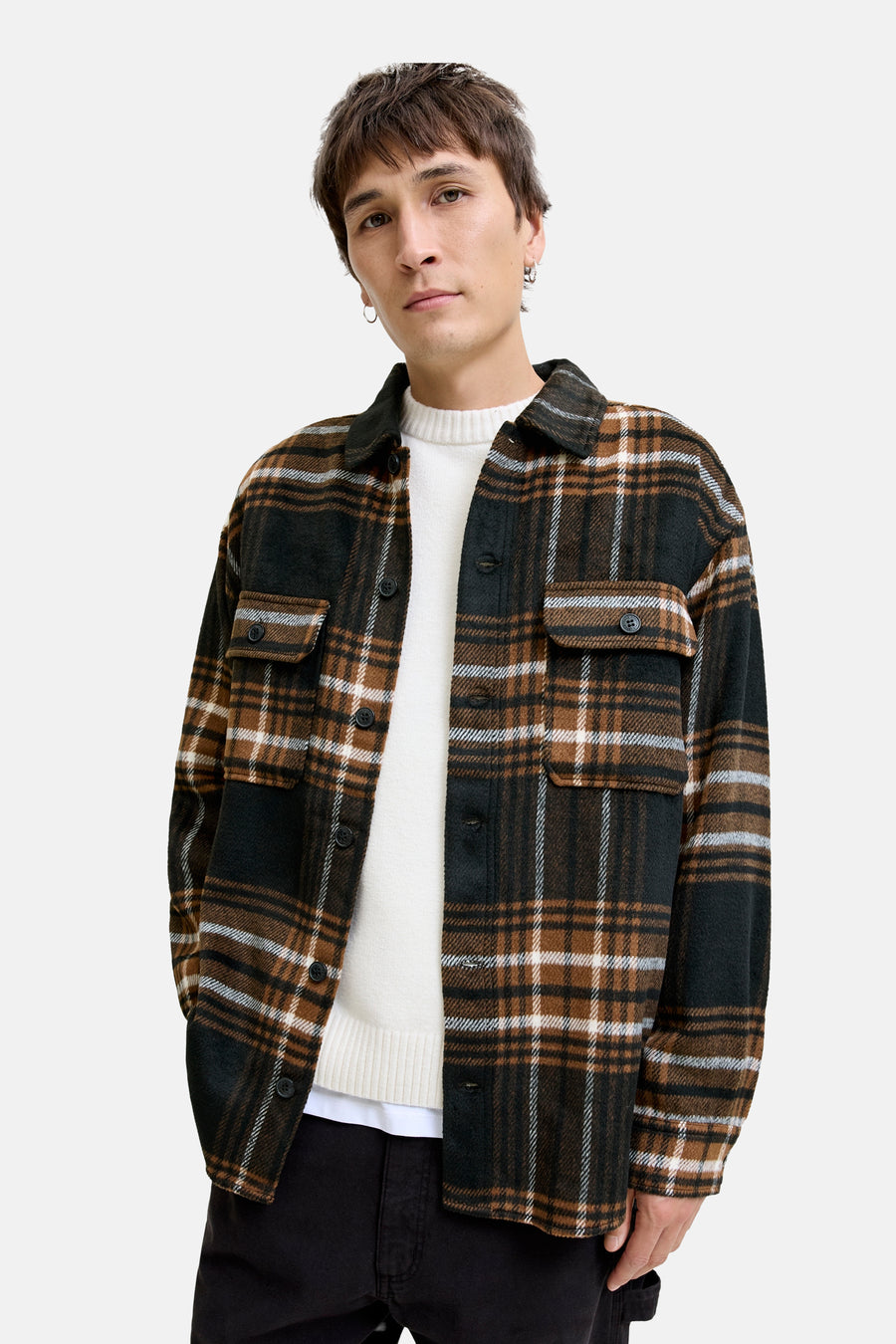 Bruin geruit overhemd met lange mouwen ORIGINALS BY JACK & JONES, gedragen over een witte trui en een zwarte broek.