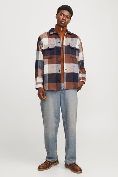 Chemise à manches longues bleue by ORIGINALS BY JACK & JONES, à carreaux avec un col roulé marron et un jean bleu