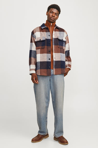Chemise à manches longues bleue by ORIGINALS BY JACK & JONES, à carreaux avec un col roulé marron et un jean bleu