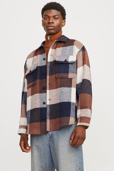 Chemise à manches longues bleue à carreaux by ORIGINALS BY JACK & JONES, portée avec un col roulé marron et un jean bleu.