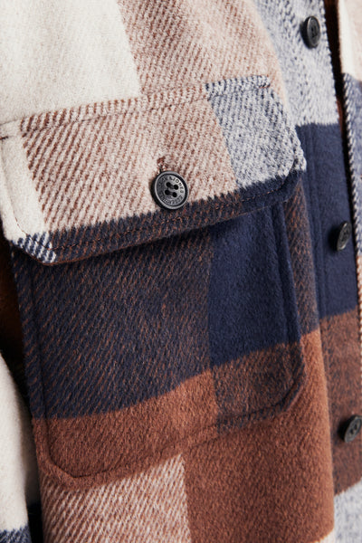 Chemise à manches longues bleue à carreaux par ORIGINALS BY JACK & JONES, poche poitrine boutonnée.
