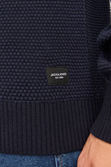 Pull à col rond bleu marine de JACK & JONES, texture en maille gaufrée et bordure côtelée.