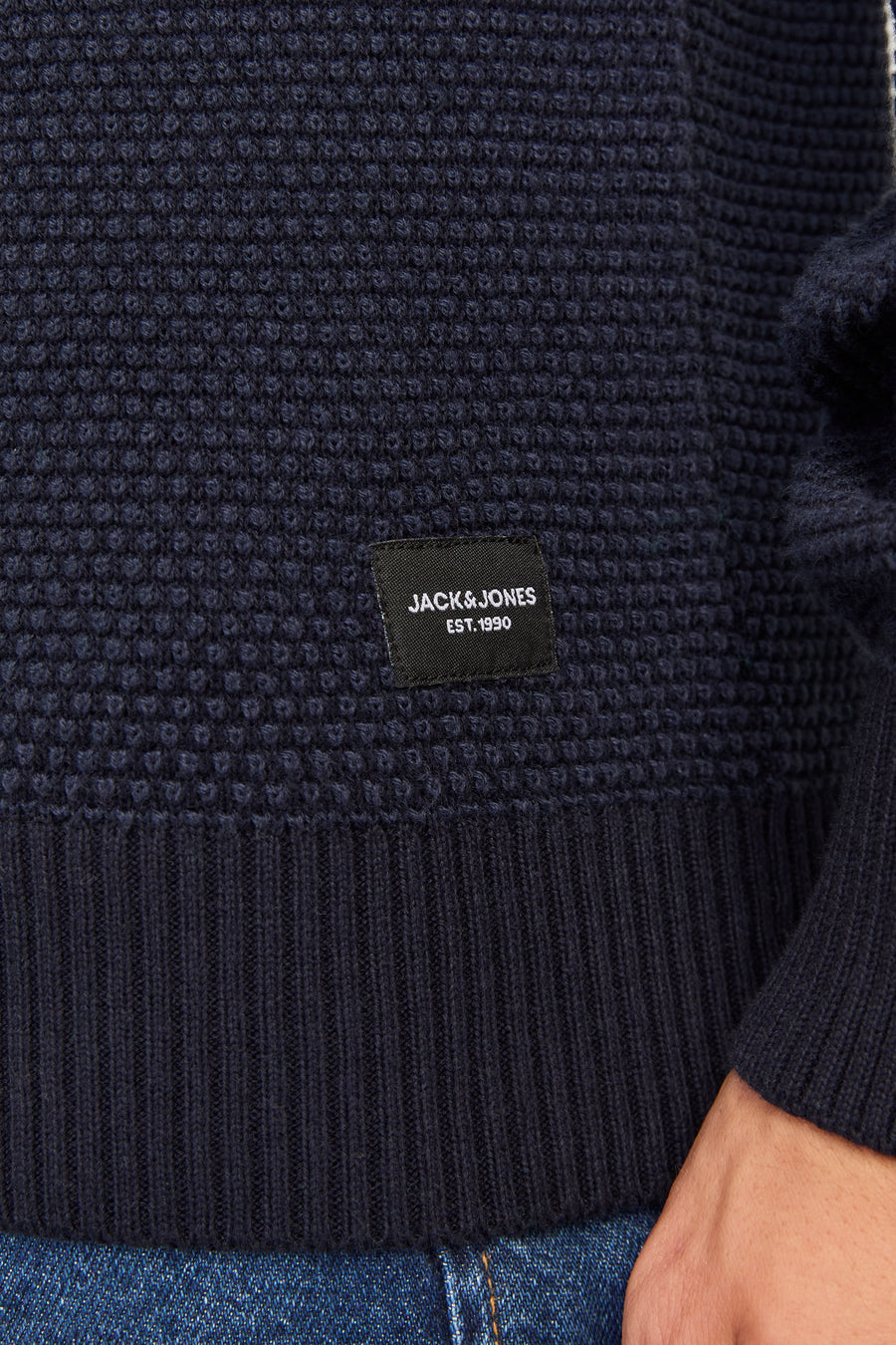 Pull à col rond bleu marine de JACK & JONES, texture en maille gaufrée et bordure côtelée.