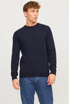 Pull à col rond bleu by JACK & JONES, porté avec un jean bleu.