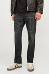 Zwarte rechte jeans van JACK & JONES JEANS INTELLIGENCE, gedragen met een leren jasje en sneakers.