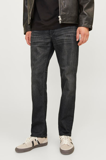 Jean droit noir de JACK & JONES JEANS INTELLIGENCE, porté avec une veste en cuir et des baskets.
