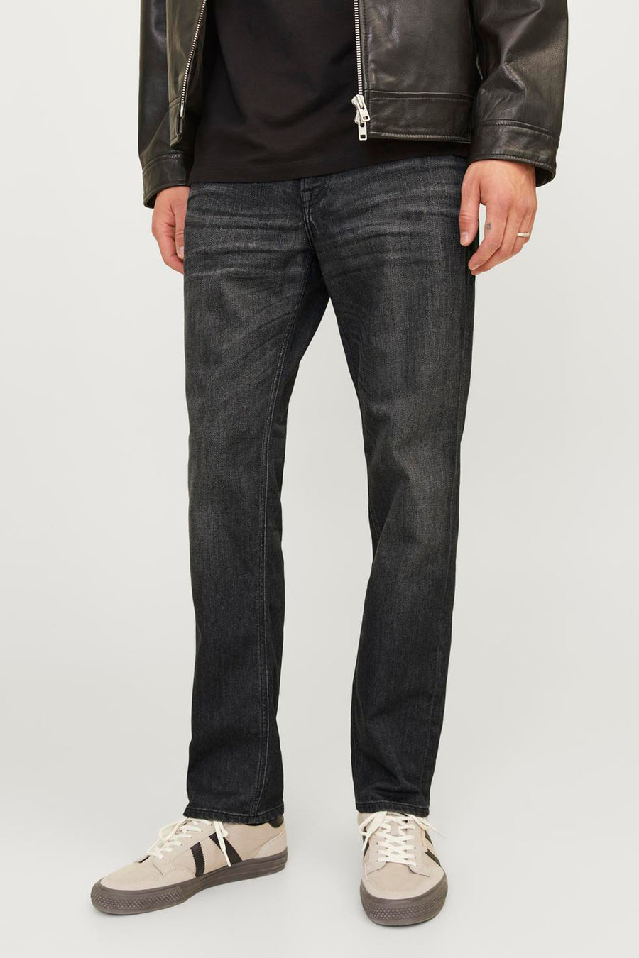 Zwarte rechte jeans van JACK & JONES JEANS INTELLIGENCE, gedragen met een leren jasje en sneakers.