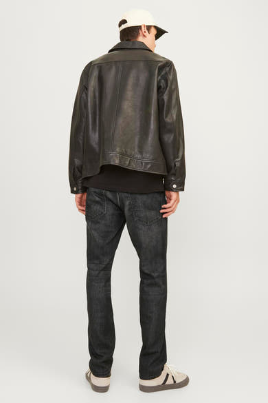 Zwarte rechte jeans van JACK & JONES JEANS INTELLIGENCE, gedragen met een leren jasje en lichte sneakers.
