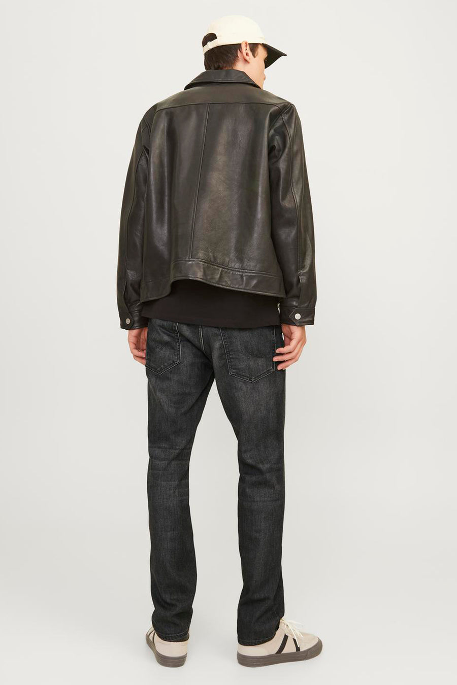 Zwarte rechte jeans van JACK & JONES JEANS INTELLIGENCE, gedragen met een leren jasje en lichte sneakers.