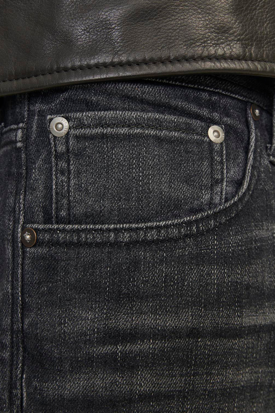 Zwarte rechte jeans van JACK & JONES JEANS INTELLIGENCE, met muntzakje en metalen klinknageldetails.