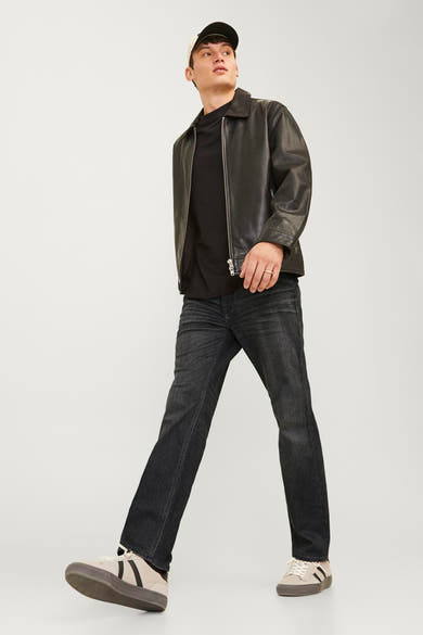 Zwarte rechte jeans van JACK & JONES JEANS INTELLIGENCE, gedragen met een leren jasje en sneakers.