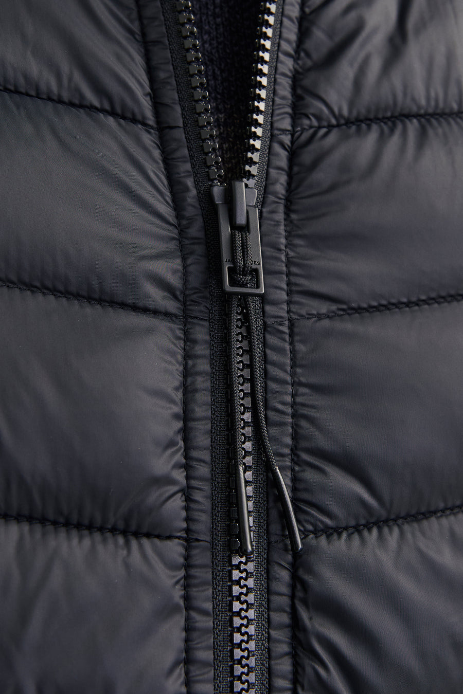 Kort zwart jack van ORIGINALS BY JACK & JONES, zichtbare ritssluiting, gewatteerde textuur.