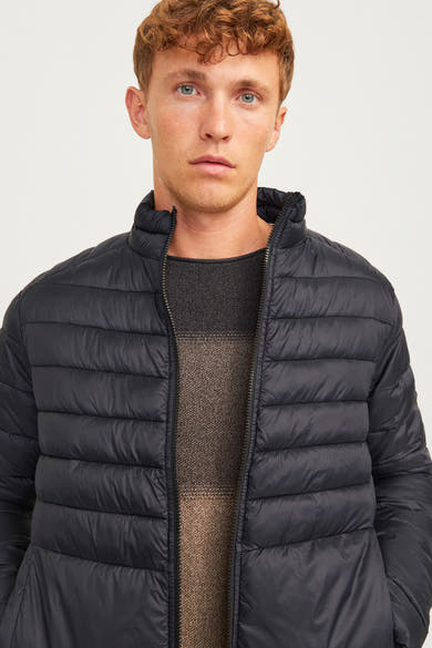 Kort zwart jack van ORIGINALS BY JACK & JONES met ritssluiting, gedragen over een getexturede trui.