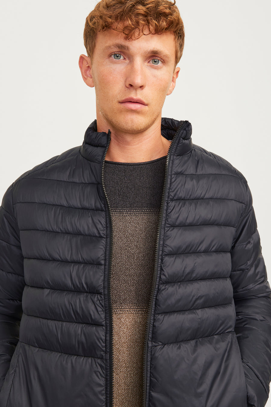 Kort zwart jack van ORIGINALS BY JACK & JONES met ritssluiting, gedragen over een getexturede trui.