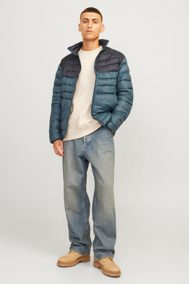 Korte jas van ORIGINALS BY JACK & JONES in groen met een zwarte opvulling bovenop, gedragen met een trui en een blauwe jeans.