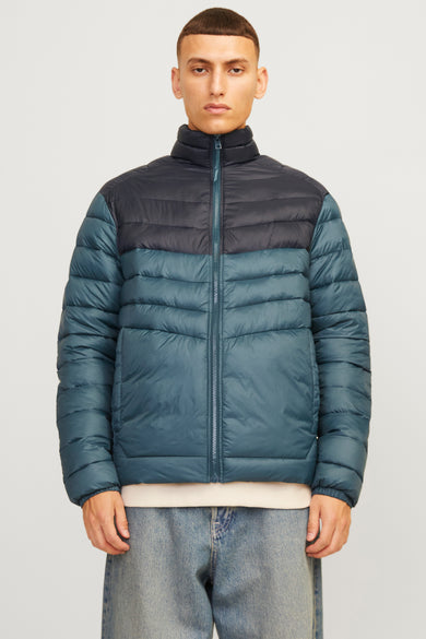 Korte jas van ORIGINALS BY JACK & JONES, matelassé bicolore stijl, gedragen met een lichte jeans.
