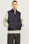 Zwart mouwloos jack van ORIGINALS BY JACK & JONES, gedragen met een gebreide trui en donkere jeans.
