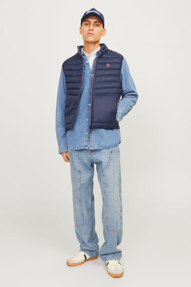 Blauwe mankende jas van ORIGINALS BY JACK & JONES, gedragen met een jeanshemd en een lichtblauw broek.