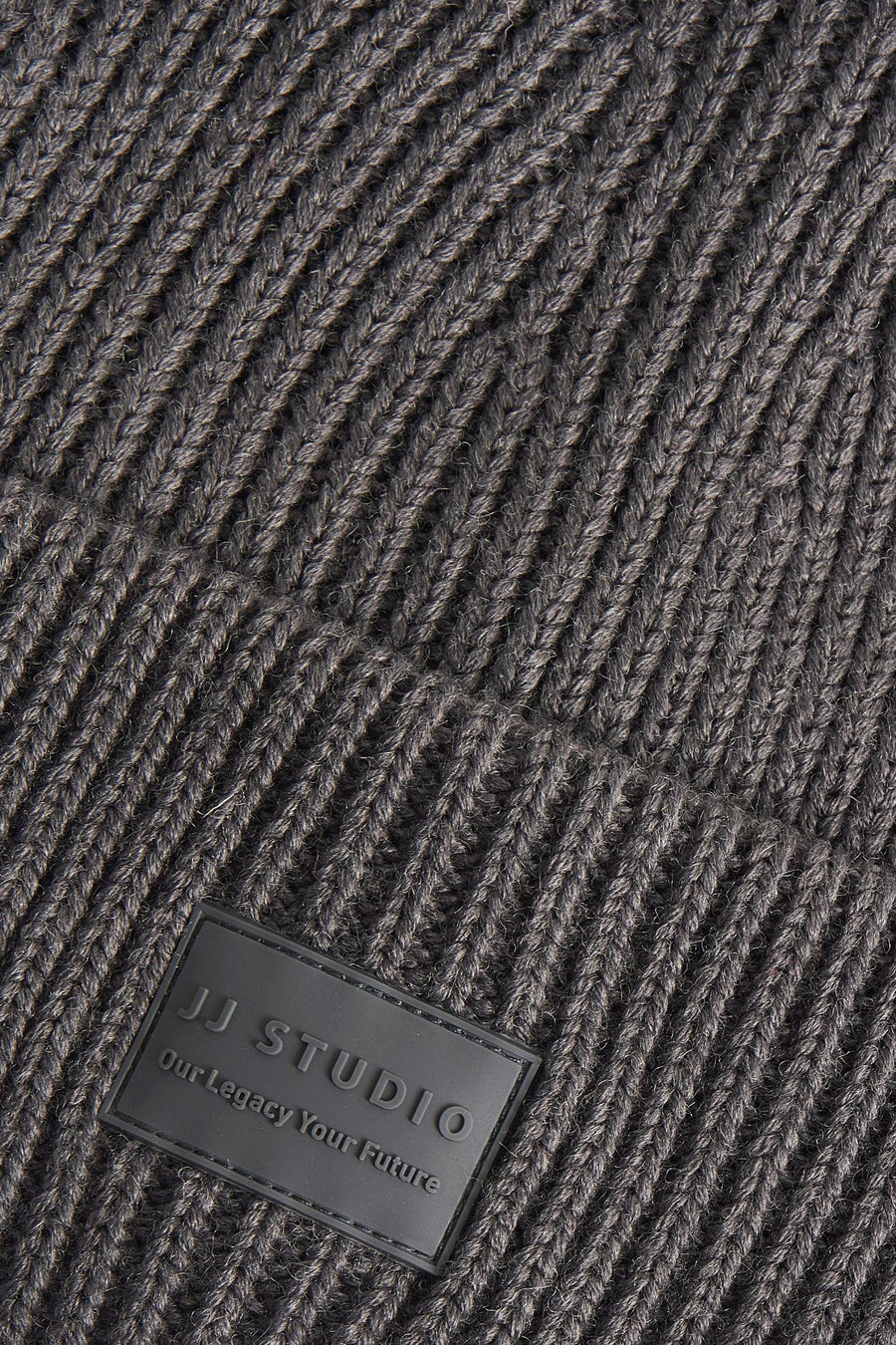 Bonnet gris en maille, par ACCESSORIES BY JACK & JONES, avec motif chevron et étiquette logotypée.
