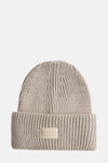 Bonnet beige d'ACCESSORIES BY JACK & JONES, en tricot côtelé avec un patch logo rectangulaire sur le revers.