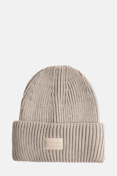 Beige gebreide muts van ACCESSORIES BY JACK & JONES, zichtbaar ribpatroon op een effen achtergrond.