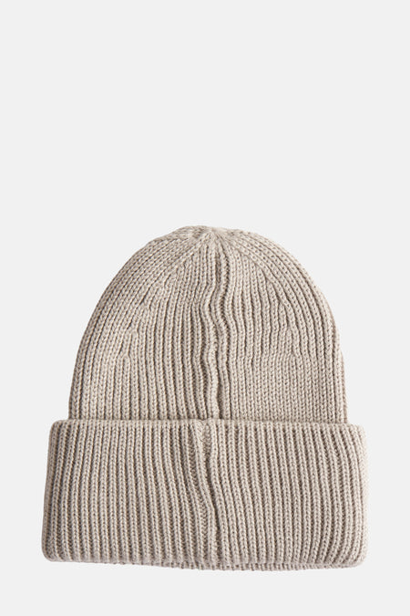 Bonnet beige en tricot par ACCESSORIES BY JACK & JONES, motif côtelé visible sur fond uni.
