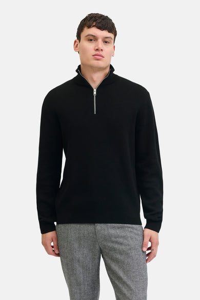 Pull noir à col montant de PREMIUM by JACK & JONES, avec fermeture éclair argentée sur le devant.