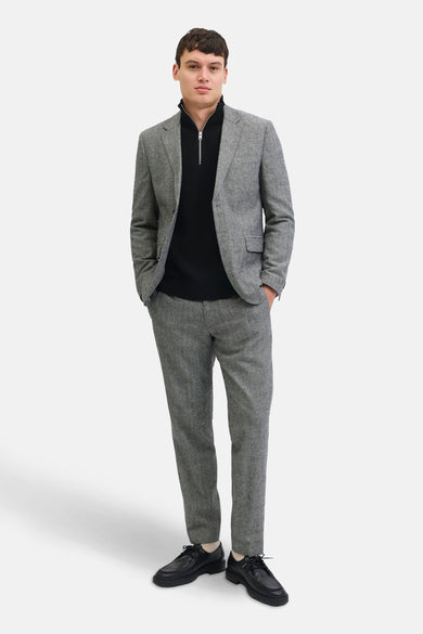Zwarte coltrui van PREMIUM by JACK & JONES, gedragen met een grijs pak.