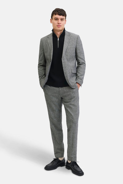 Zwarte coltrui van PREMIUM by JACK & JONES, gedragen met een grijs pak.