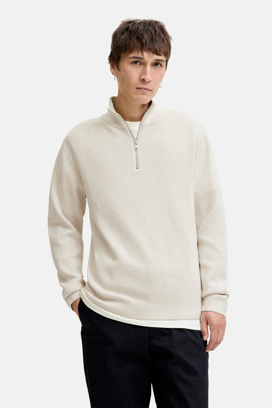 Witte coltrui van PREMIUM by JACK & JONES met een zilveren ritssluiting, gedragen met een zwarte broek.