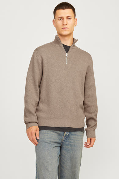 Pull à col roulé beige de PREMIUM by JACK & JONES, porté sur un t-shirt noir et un jean délavé.
