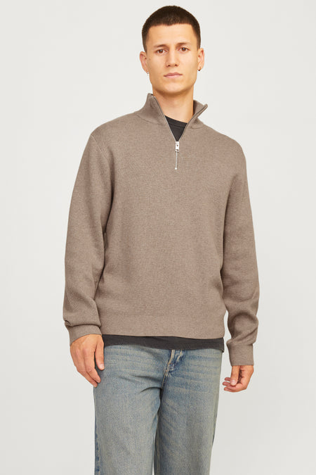 Beige coltrui van PREMIUM by JACK & JONES, gedragen met een geruit overhemd en een casual spijkerbroek.
