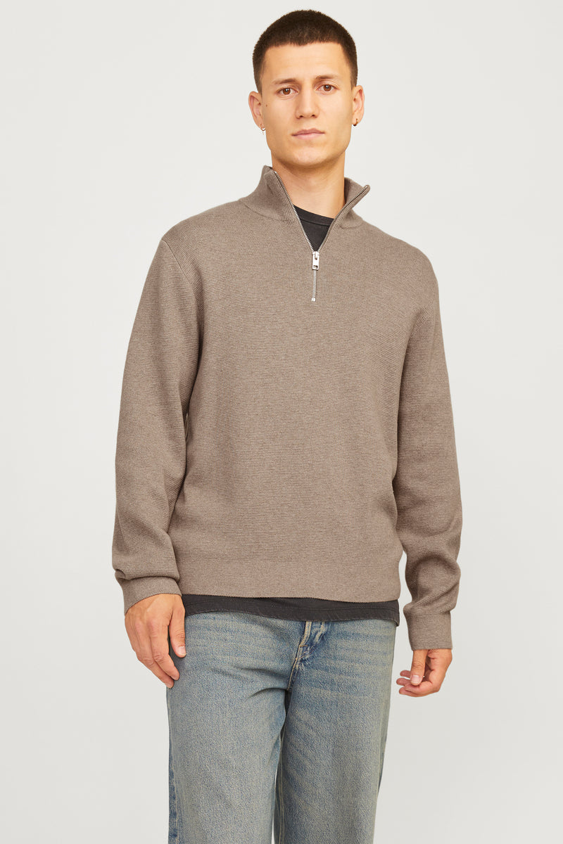 Beige coltrui van PREMIUM by JACK & JONES, gedragen met een geruit overhemd en een casual spijkerbroek.