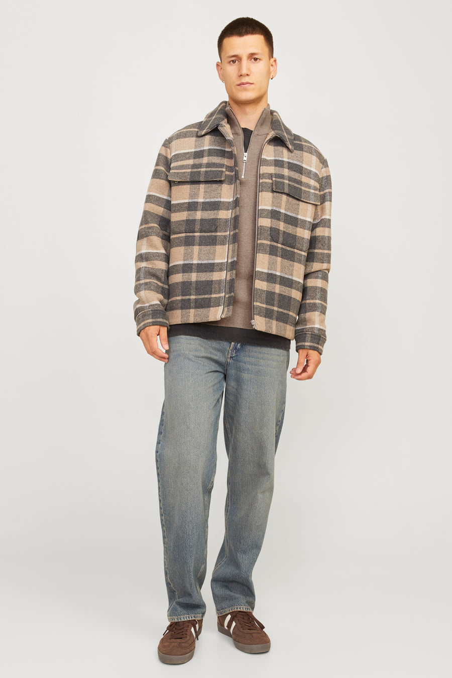 Pull à col roulé beige de PREMIUM by JACK & JONES, porté avec une chemise à carreaux et un jean décontracté.