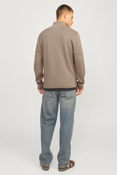 Pull à col roulé beige de PREMIUM by JACK & JONES, porté avec un jean bleu ample et des chaussures marron.