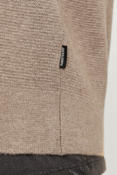 Beige coltrui van PREMIUM by JACK & JONES, in een getextureerde breisel met zichtbaar merklabel.