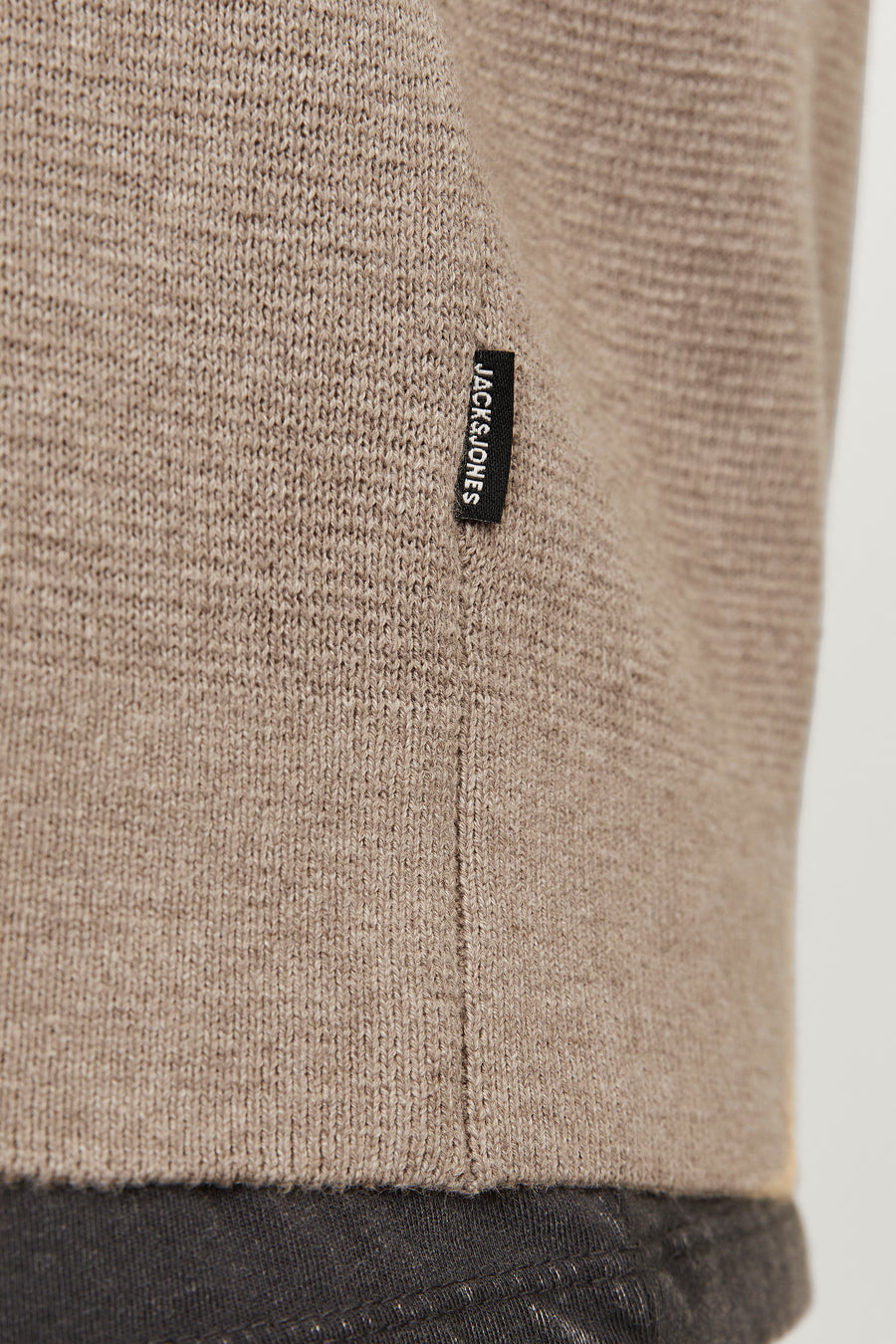Pull à col roulé beige de PREMIUM by JACK & JONES, en tricot texturé avec étiquette de la marque visible.