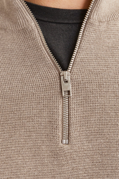 Beige coltrui van PREMIUM by JACK & JONES met een zilverkleurige ritssluiting.