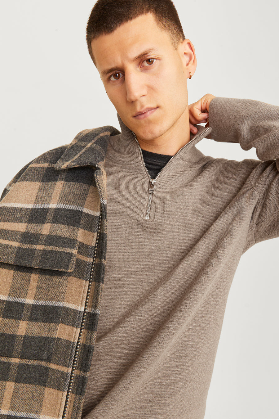 Pull à col roulé beige de PREMIUM by JACK & JONES, porté avec une chemise à carreaux.
