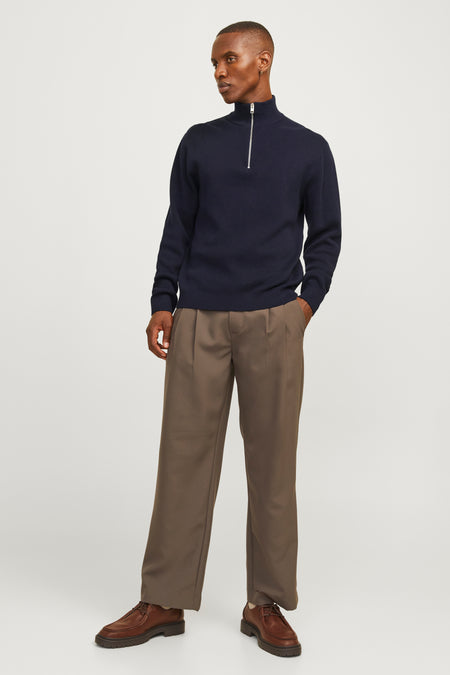 Blauwe coltrui van PREMIUM by JACK & JONES, met ritssluiting, gedragen met een wijde broek en bruine schoenen.