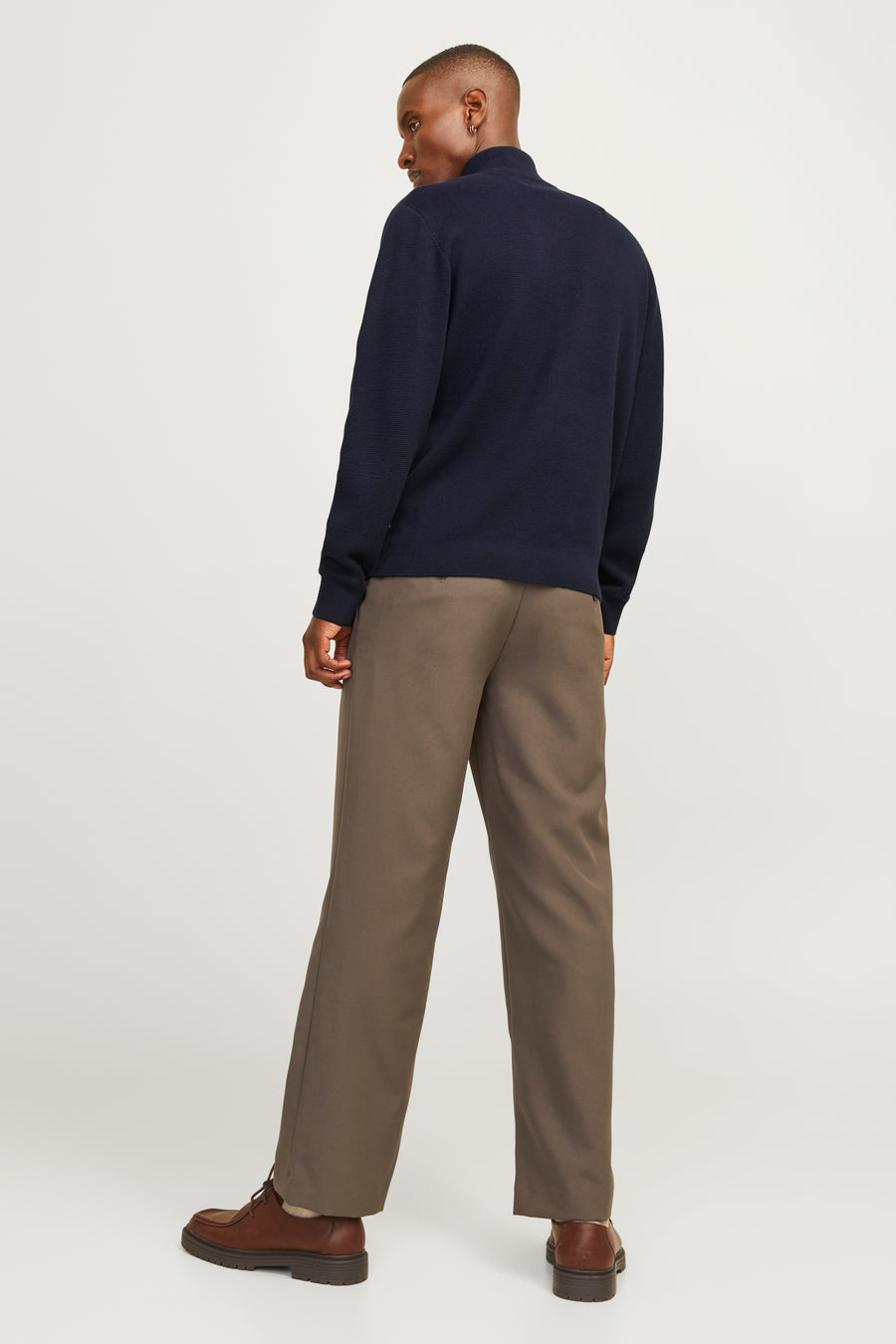 Blauwe coltrui van PREMIUM by JACK & JONES, gedragen met een bruine broek en bruine leren schoenen.