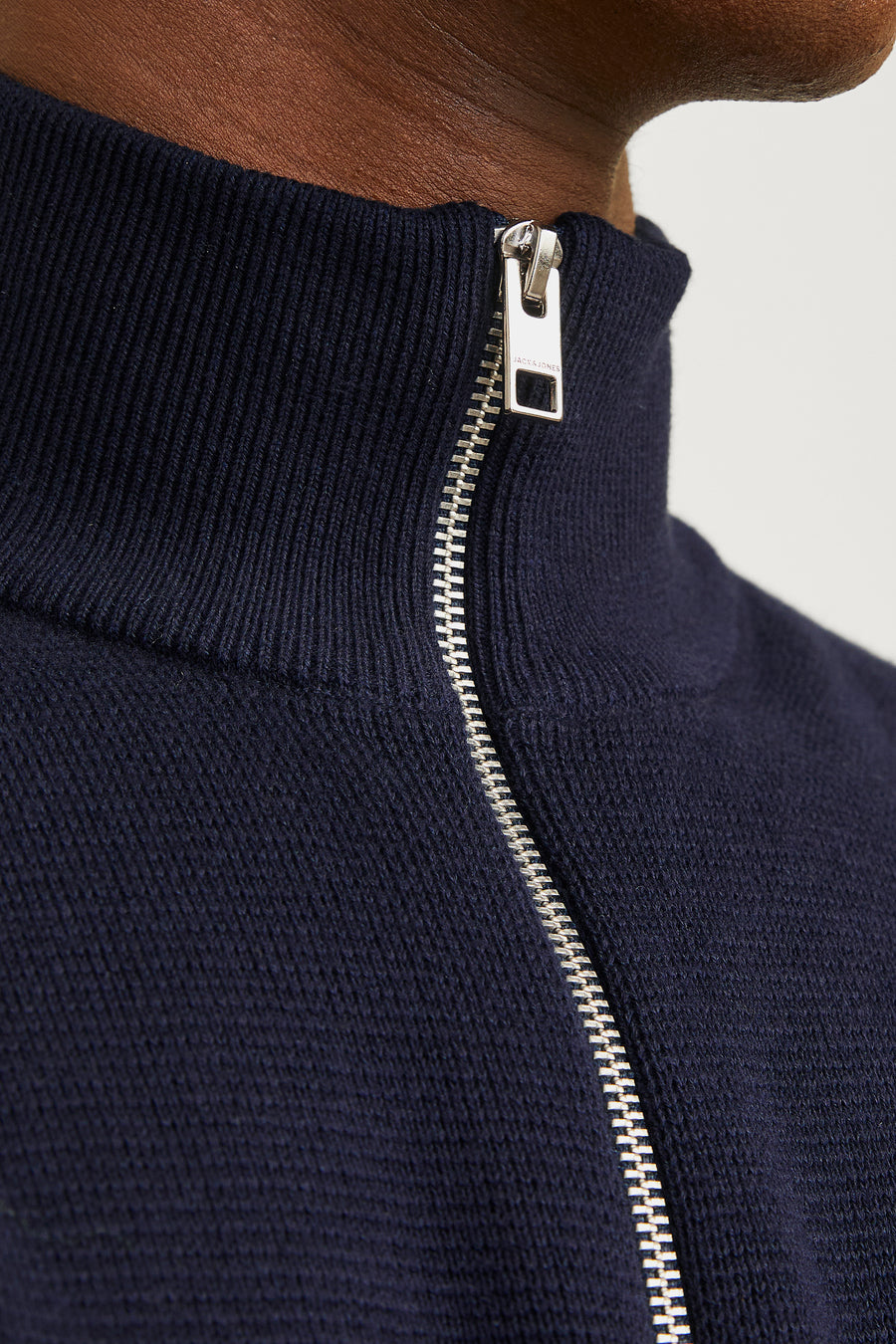 Blauwe coltrui van PREMIUM by JACK & JONES met metalen ritssluiting aan de voorkant van de opstaande kraag.