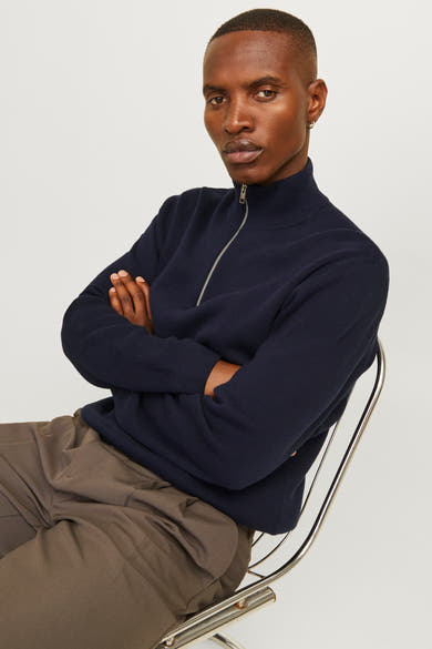 Blauwe coltrui van PREMIUM by JACK & JONES, met ritssluiting en lange mouwen, gedragen met een bruine broek.