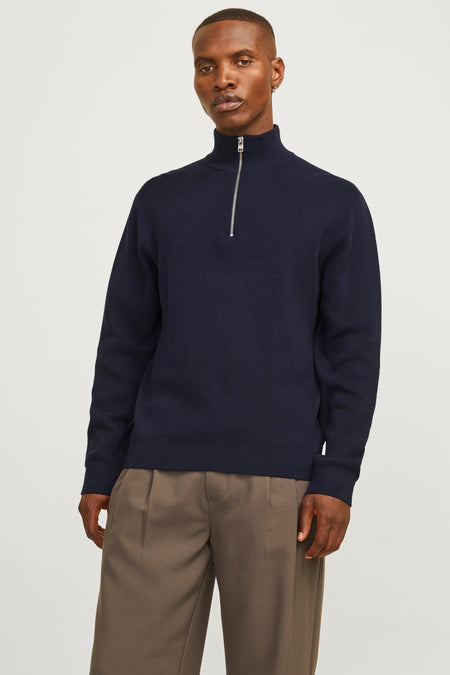 Blauwe coltrui van PREMIUM by JACK & JONES met zilveren ritssluiting, ribgebreide textuur.