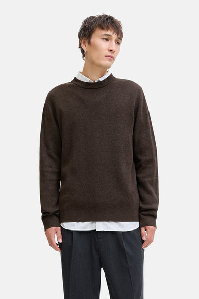 Pull col O brun PREMIUM by JACK & JONES porté par un mannequin, avec une chemise rayée visible sous le pull.