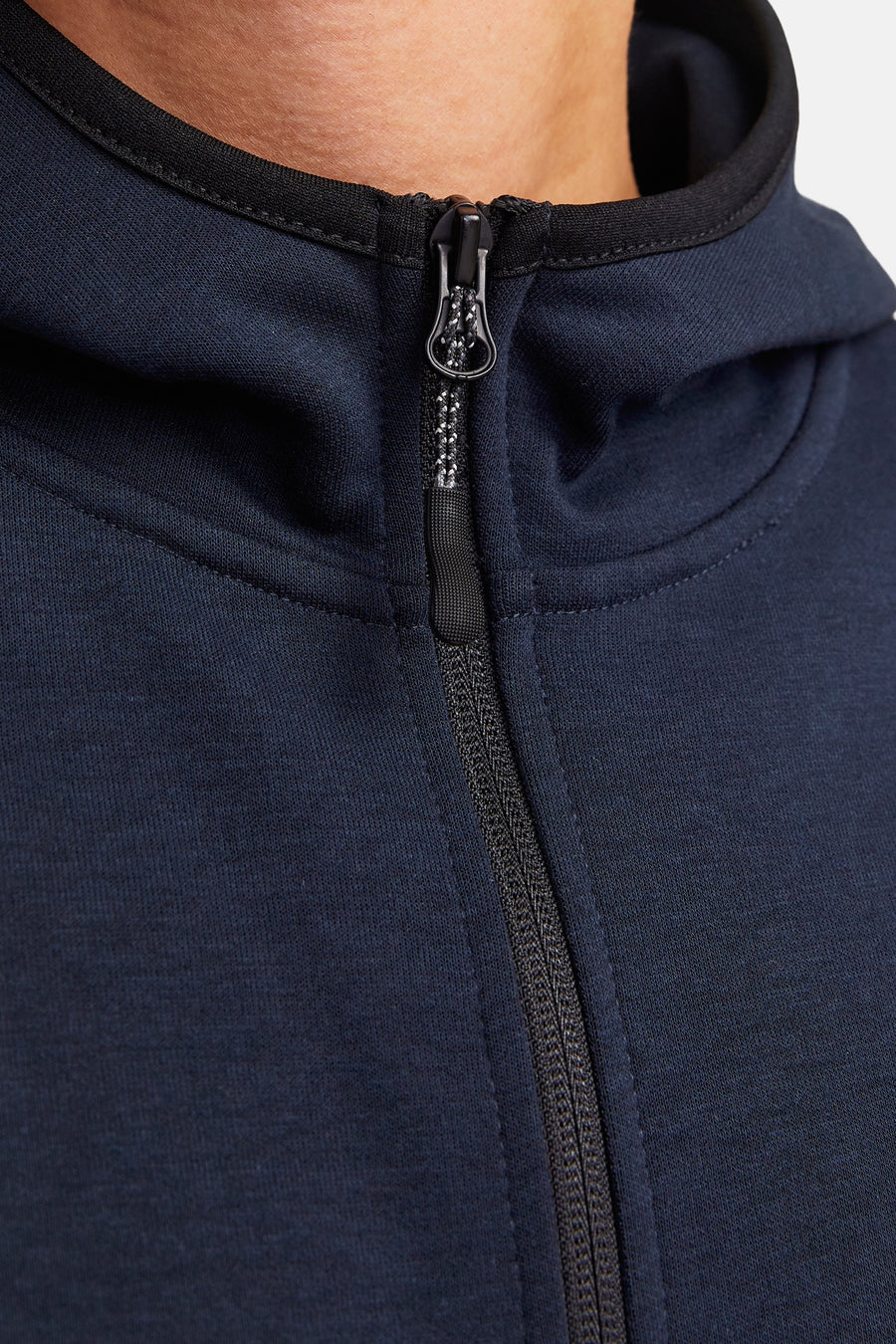 Donkerblauwe hoodie met rits en zwarte afwerkingen van JACK & JONES.