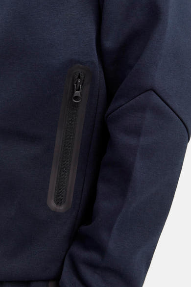 Donkerblauwe hoodie van JACK & JONES met zwarte ritssluiting en lange mouwen.