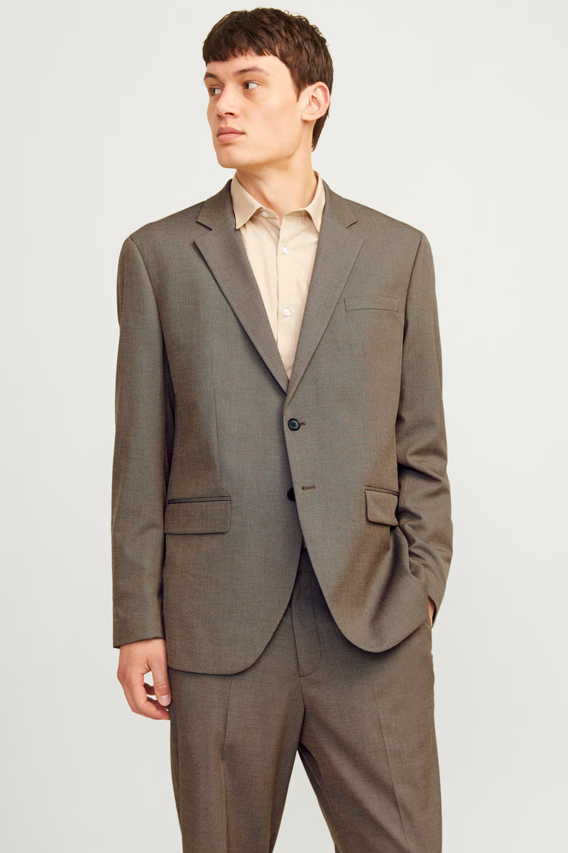 Blazer gris de PREMIUM BY JACK & JONES, porté avec une chemise beige clair.
