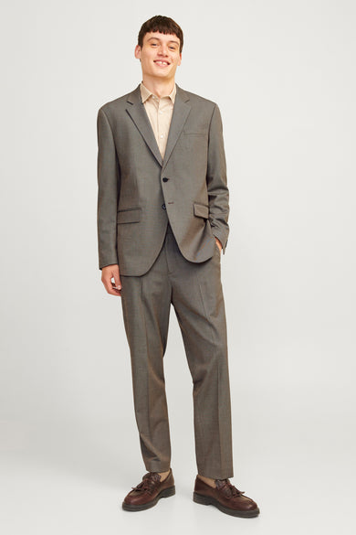 Blazer gris par PREMIUM BY JACK & JONES, avec une chemise beige et des mocassins marrons.