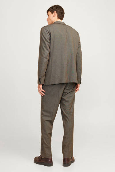Blazer gris by PREMIUM BY JACK & JONES, coupe classique, porté avec un pantalon assorti et des chaussures marron.